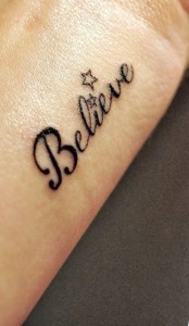 Фото татуировки на запястье с надписью 'Believe' и маленькой звездой. Простой и вдохновляющий дизайн.