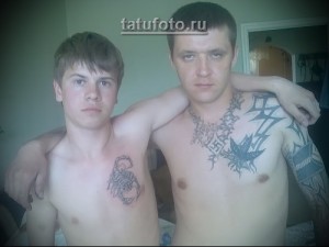 Фото тату на груди и руке: скорпион, символика, тюремные татуировки. Рисунок татуировки выполнен в черно-белой гамме.