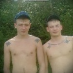 Фото тату на груди двух мужчин: звезды, выполненные в черно-белой гамме. Тюремные татуировки с символическим значением.