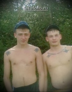 Фото тату на груди двух мужчин: звезды, выполненные в черно-белой гамме. Тюремные татуировки с символическим значением.