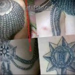 Фотография нескольких татуировок на теле, включая звезды, кресты и геометрические узоры, выполненные в черном цвете. Изображения расположены на плече, предплечье и руке.