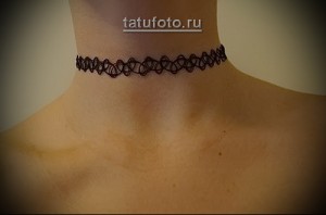 Фото тату чокера на шее. Тонкая черная татуировка в виде кружева, выполненная в стиле минимализм. Идеально подходит для девушек, ищущих идеи для тату.