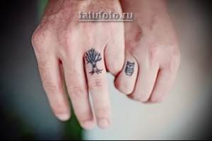 Фото тату: Две руки с маленькими татуировками: на одной - дерево, на другой - сова, символизирующие гармонию и мудрость.