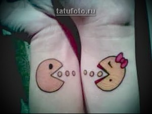 Фото парной татуировки на предплечьях: Pac-Man и Ms. Pac-Man, преследующие точки.