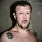 Фото тату звезды на плече мужчины. Рисунок выполнен в стиле prison tattoo с использованием черных линий и точечной штриховки.