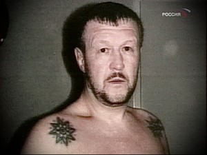 Фото тату звезды на плече мужчины. Рисунок выполнен в стиле prison tattoo с использованием черных линий и точечной штриховки.