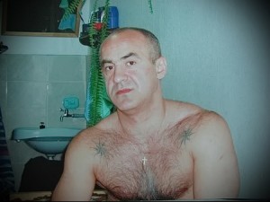 Фото тату на груди мужчины: видны татуировки в виде звезд и креста, выполненные в черном цвете.