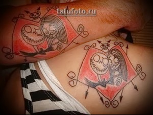 Фото парных татуировок с изображением Джека и Салли из мультфильма "Кошмар перед Рождеством". Выполнены в стиле олдскул с использованием красных и серых оттенков.