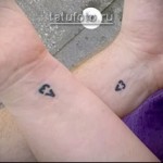 маленькие сердечки на руке в парной татуировке для влюбленных людей