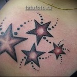 несколько прикольных звезд в женской татуировке с точками