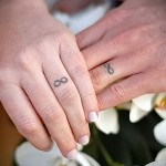 парная тату знак бесконечности вместо кольца на пальце