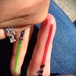 парная татуироввка на пальцах - световые мечи разных цветов