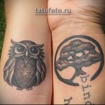 парная татуировка на запястье - сова и дерево