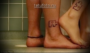Фото парных татуировок на лодыжках с изображением частей пазла, которые вместе образуют целое, выполнены в коричневых тонах.