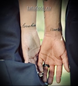 Фото парной татуировки на запястьях: надписи 'love him' и 'i love her' черным цветом.