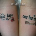 парная татуировка с надписью - одна любовь, одно сердце