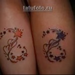 парная татуировка со звездочками на руках