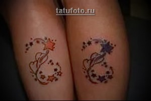 Фото парной татуировки на ногах: оранжевая и фиолетовая звезды с падающими звездами, выполненные в ярком и красочном стиле.