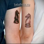 парная татуировка шахматная фигура конь - рисунок на руку