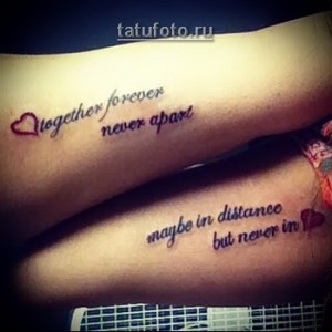 Фото парных татуировок на предплечьях с фразой 'Together forever never apart' и маленькими сердечками, выполнены в розовых и синих тонах.