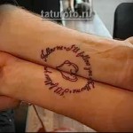 сердце и надписи на руке - татуировка которая складывается из двух частей