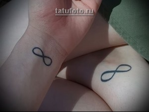 Фото парных татуировок на запястьях с изображением символа бесконечности, выполненных в черном цвете.