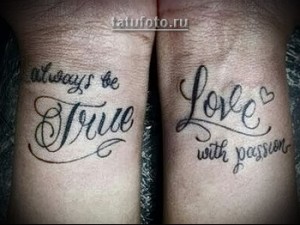 Фото парных татуировок с надписями "Always be True" и "Love with passion" на запястьях. Калиграфический стиль, черные чернила.