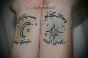 Фото парных татуировок на предплечьях: на одной руке изображена луна, на другой - звезда. Рисунок выполнен в ярких цветах.