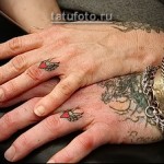 татуировка для пары - кольца с сердечками