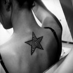 татуировка звезда для девушки на спину с спиралью внутри