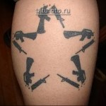татуировка звезда из оружия (разломанные автоматы)