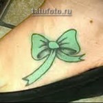 татуировка зеленый бантик на ногу