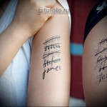 татуировка на руку - зачеркнутые надписи