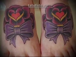 Фото тату двух роз с бантиками и сердечками на стопах. Нежные и романтичные рисунки, выполненные в традиционном стиле.