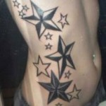 татуировка со звездами на ребрах