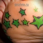 татуировка со звездами на стопе