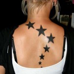 татуировки со звездочками по позвоночнику