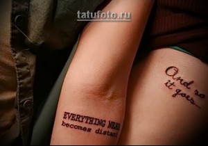 Фото парных татуировок, изображающих цитаты "EVERYTHING NEAR becomes distant" и "And so it goes..." на руке и ноге.