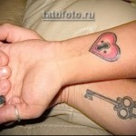 цветная тату для влюбленных на руку
