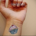 цветная татуировка с пироженым на руке