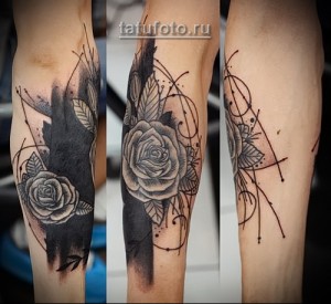 Фотография татуировки розы на предплечье, выполненной в стиле blackwork с геометрическими элементами. Детализированный рисунок тату.