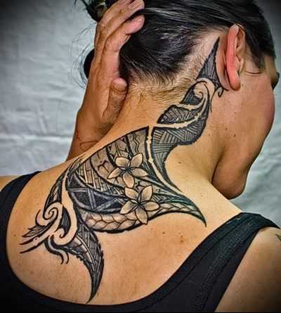 Татуировка на спине девочки