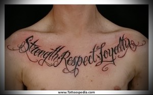 Фото тату: надпись 'Strength Respect Loyalty' на груди мужчины, выполненная в черном цвете с красными акцентами.