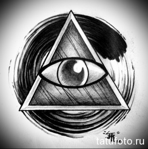 Черно-белое фото татуировки с изображением всевидящего ока в треугольнике, окруженного спиральными линиями. Мистический и загадочный рисунок.