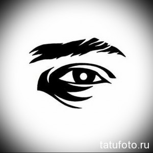 Черно-белое фото татуировки с изображением глаза и брови, выполненного в минималистичном стиле. Простой и элегантный рисунок.