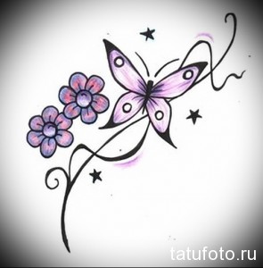Фото тату бабочки в пастельных тонах, окруженной цветами и звездами. Нежный и романтичный эскиз для женской татуировки.