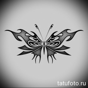 Фото тату: эффектный черно-серый эскиз татуировки бабочки, стилизованной под языки пламени. Подходит для смелых и ярких личностей.