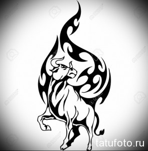 Черно-белое фото тату в стиле трайбл с изображением бегущего быка. Динамичная композиция, геометрические узоры, стилизованный дизайн.