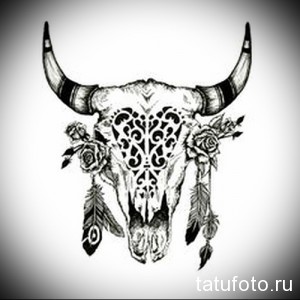Черно-белое фото тату черепа быка, украшенного розами и перьями. Детализированный рисунок для вдохновения и создания уникального эскиза.