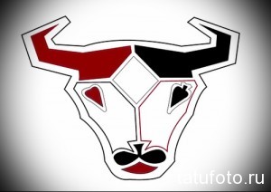 Рисунок татуировки головы быка, разделенной на геометрические фигуры красного, черного и белого цветов. Стиль поп-арт для ярких личностей.